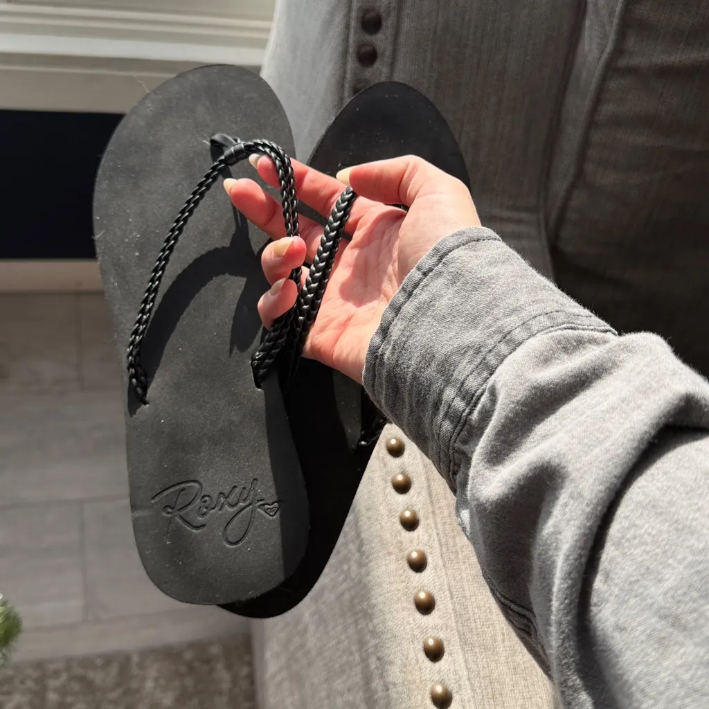 Black Flip Flops Roxy size fits 8-9 - Image 4