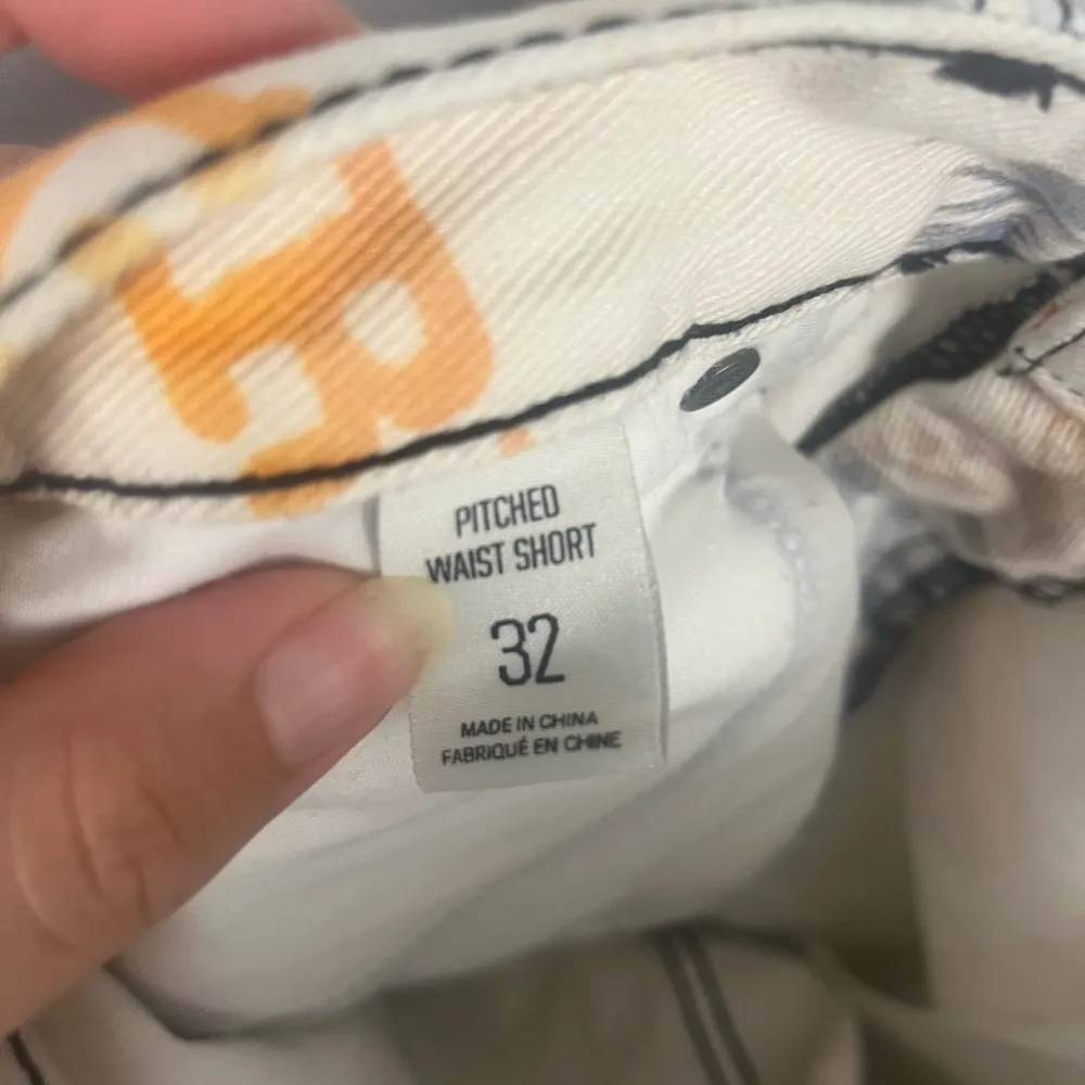 Urban Outfitters BDG Women's Size 32 Pitched Waist Beach Blanket Bingo Shorts - Image 4