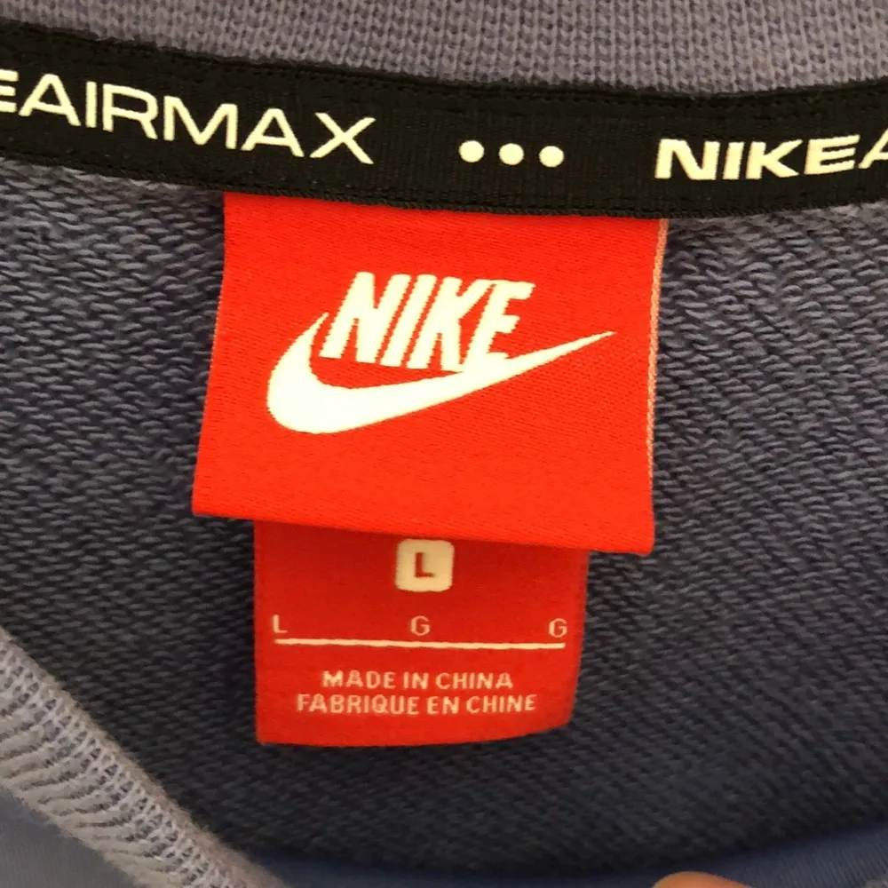 Nike  Air Max French Terry Sweatshirt Large - Image 4