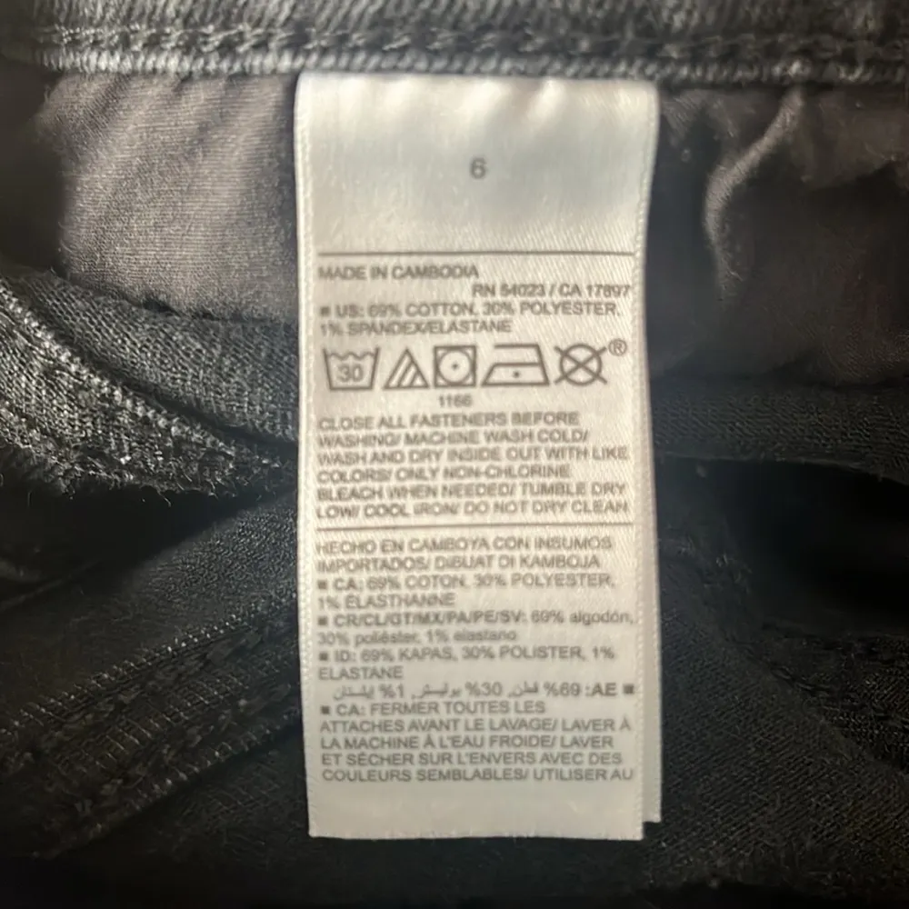 Old navy women’s black mid rise jean shorts size 6 . - Image 8