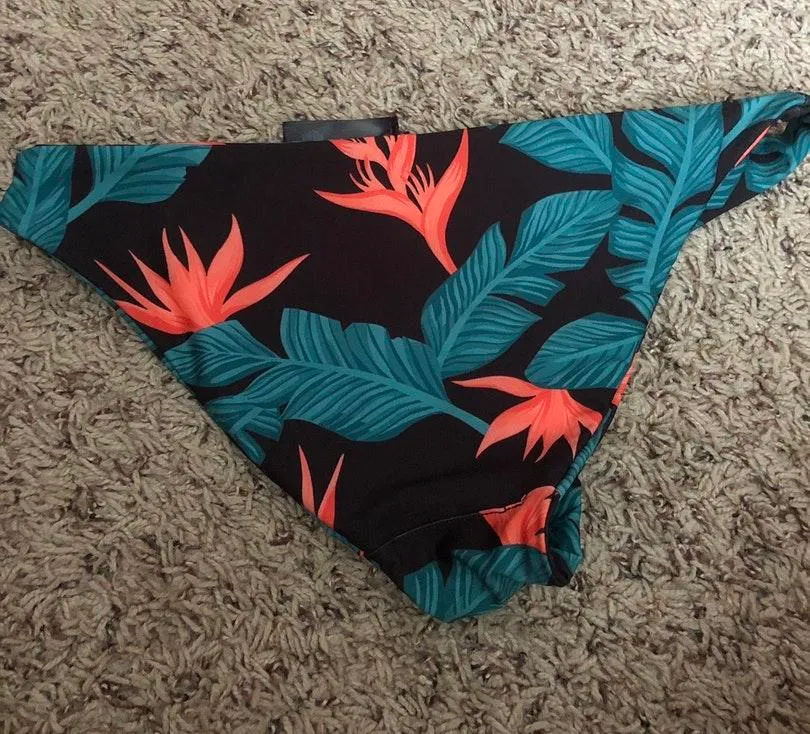 Hurley Swim Bottoms Small - Image 2