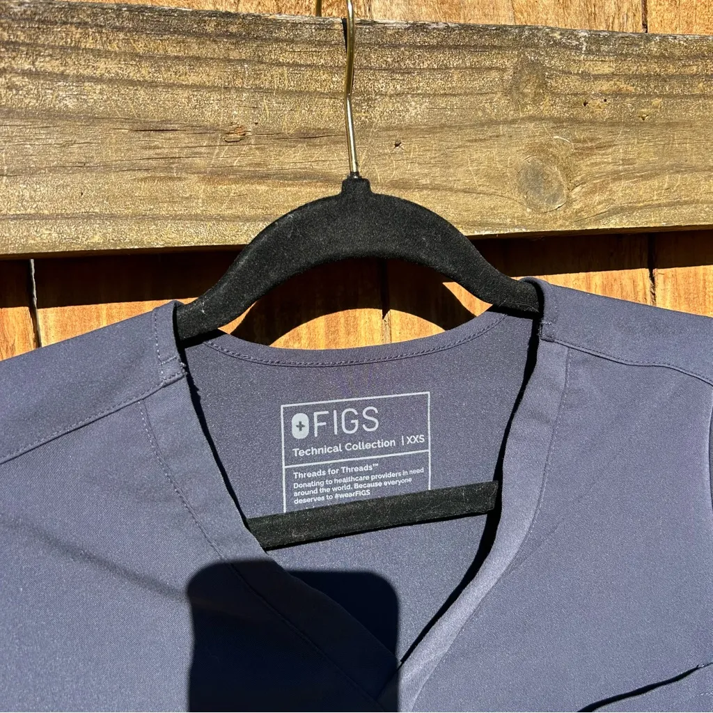 FIGS Catarina One-Pocket V-neck Short Sleeve Scrub Top quiet navy size XXS - Image 4