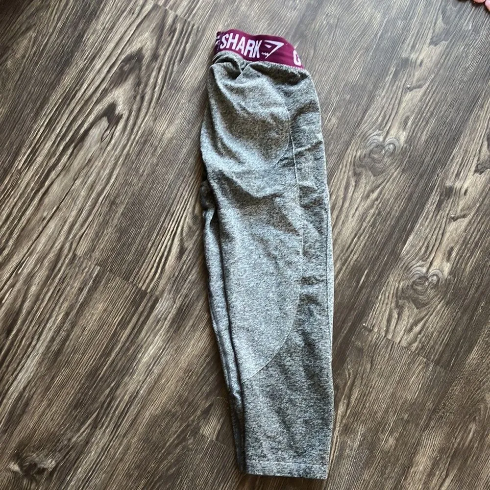 Gymshark Leggings Size Medium Gray Maroon - Image 3