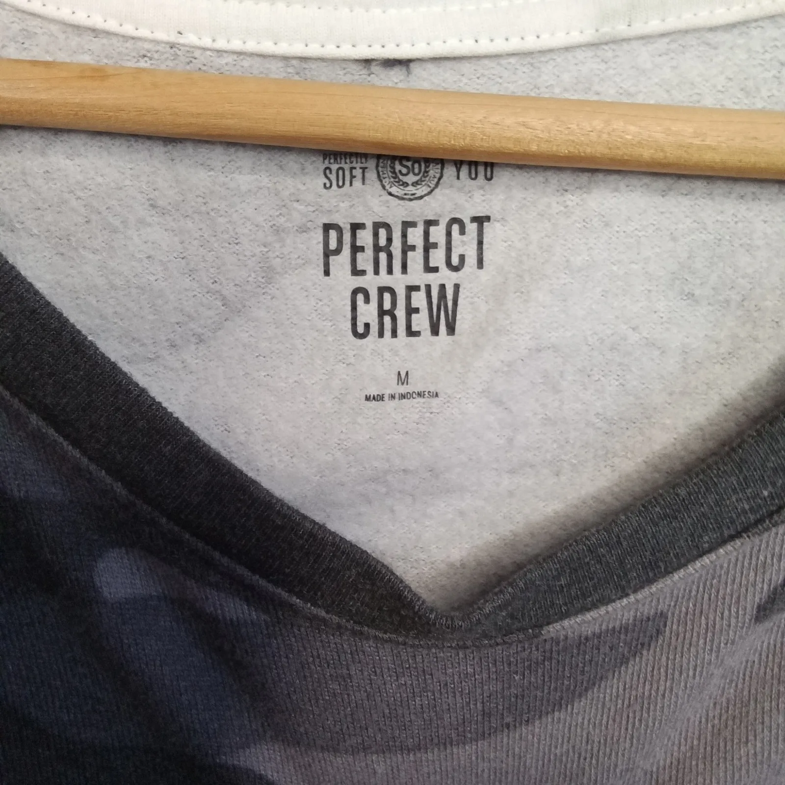 Perfect‎ Crew Camo Sweatshirt Women's Size M Gray Long Sleeve Crew Neck Casual Size M - Image 5