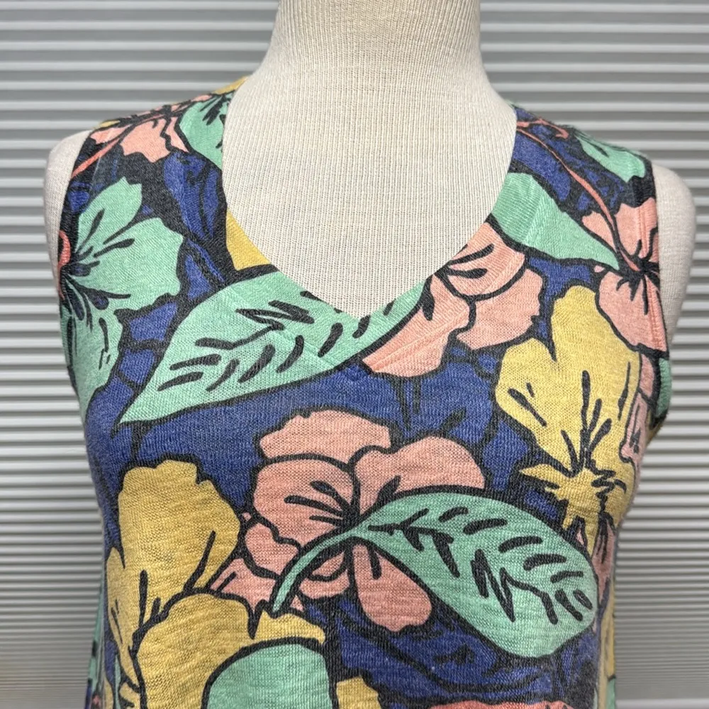 Nally & Millie Blue Floral Sleeveless Asymmetrical Shark Bite Hem V Neck Top - Image 2