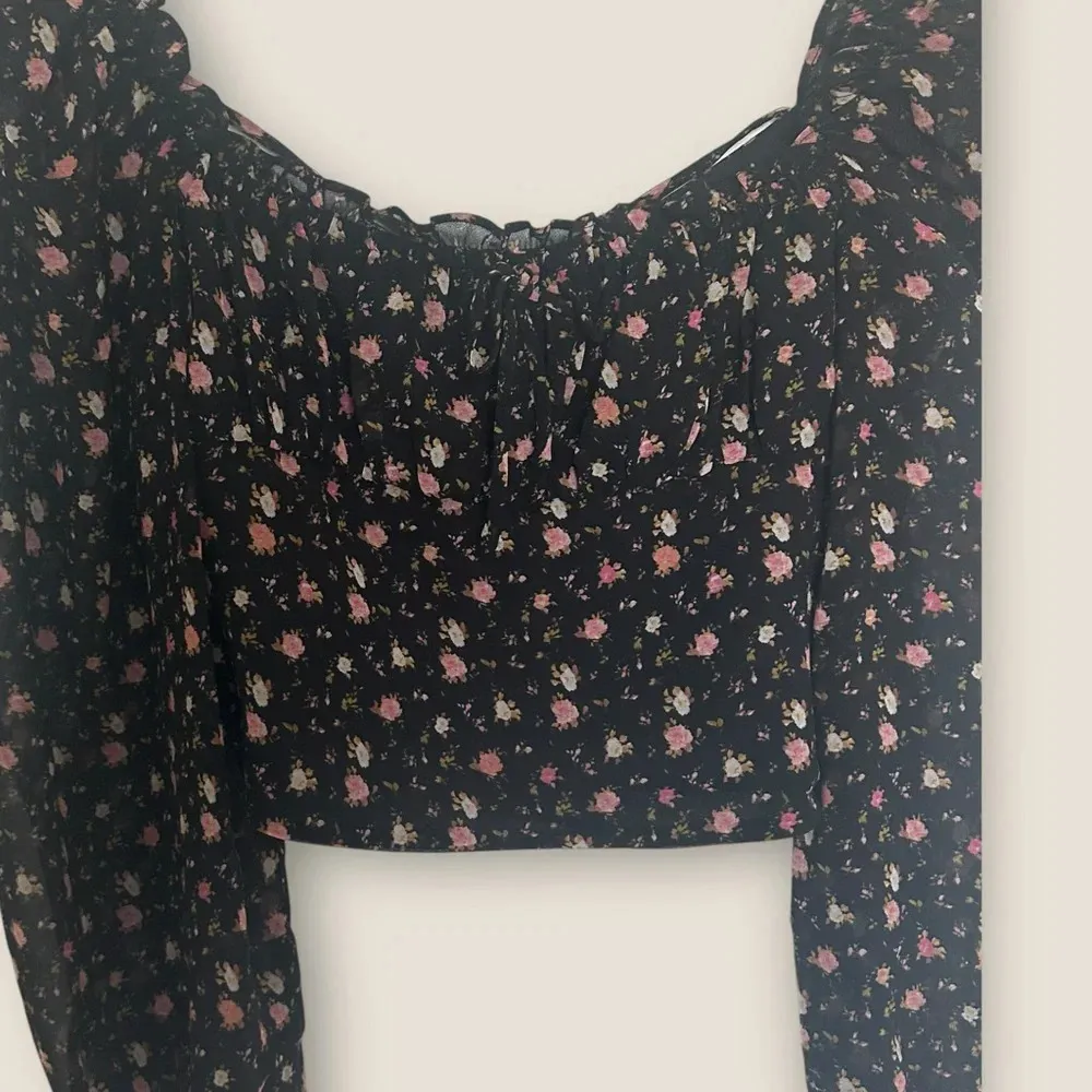 WAYF | NWT Ditsy Long Sleeve Crop Top | Size M | Black Floral - Image 10