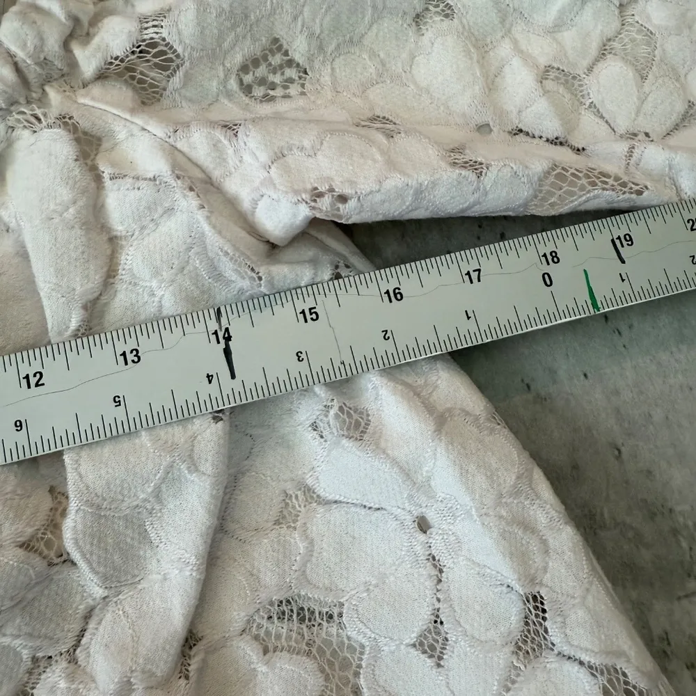 White eyelet crochet crop top summer dressy floral shirt built in bra S - Image 4