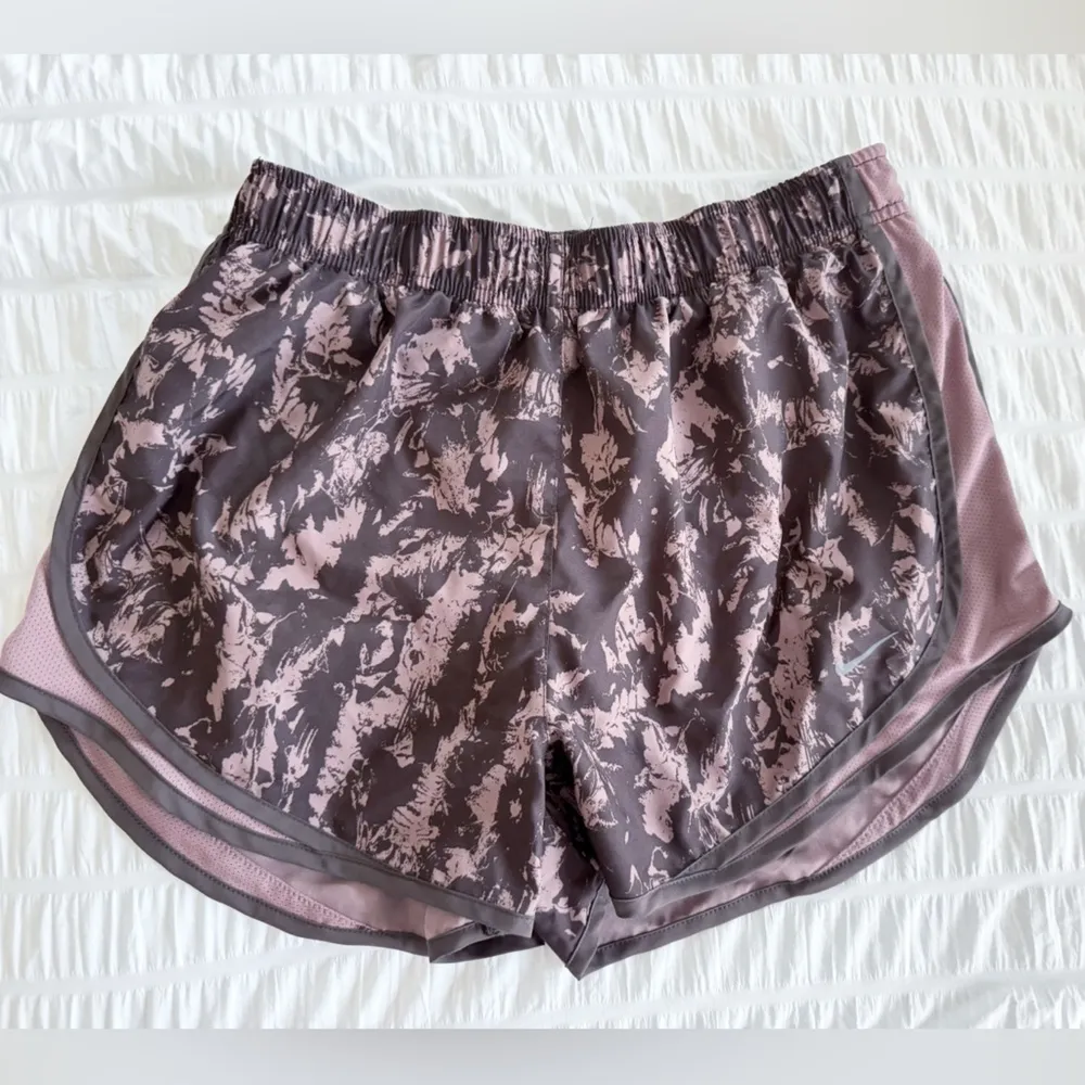 NWOT Nike Women’s Dri-Fit High Waisted Brief Lined Shorts Size Large Brown Mauve - Image 3