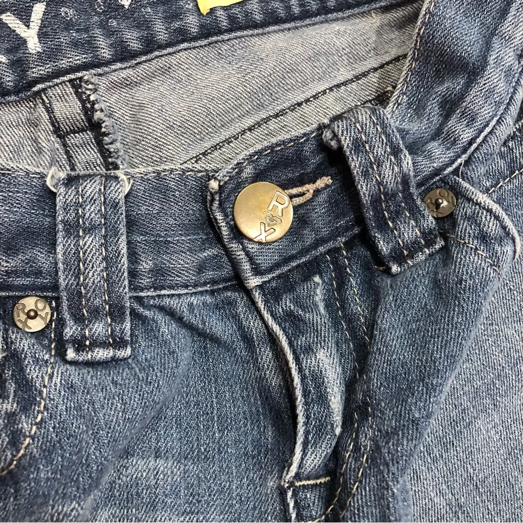 Roxy Skinny Fit Cutoff Raw Hem Fringe Shorts Light‎ Wash 1 - Image 4