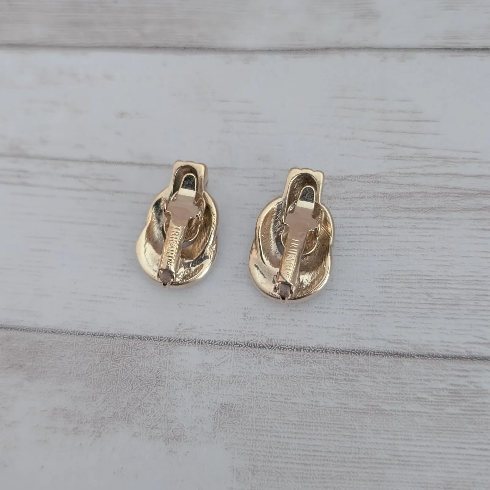 Vintage Trifari Clip On Earrings Gold Tone & Blue Enamel Stylish - Image 7