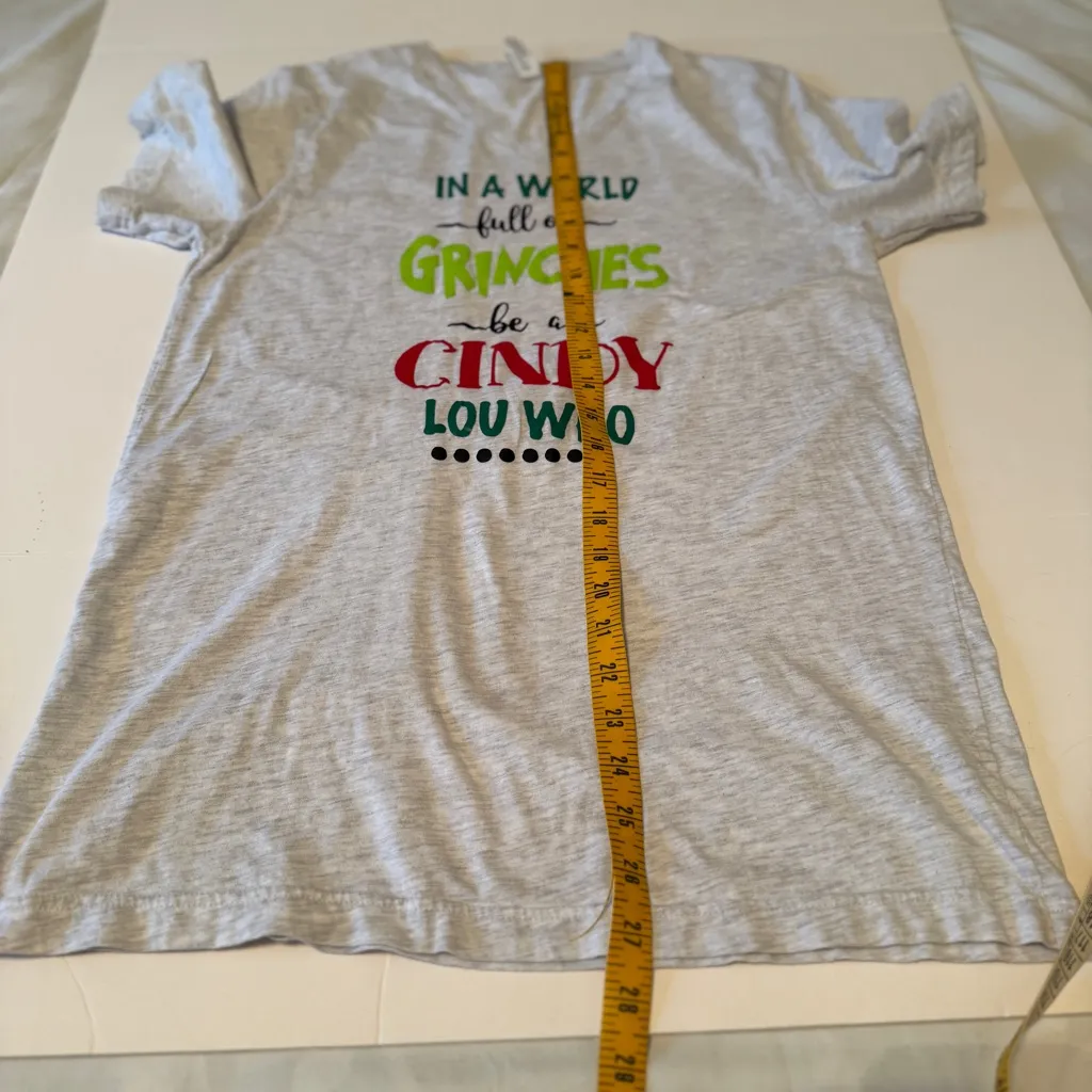 Women’s In A World Full of Grinches Be Cindy Lou Who Graphic T-shirt Christmas M - Image 5