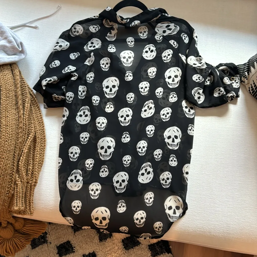 Fun & Flirt size medium Skull blouse. Mint condition - Image 4
