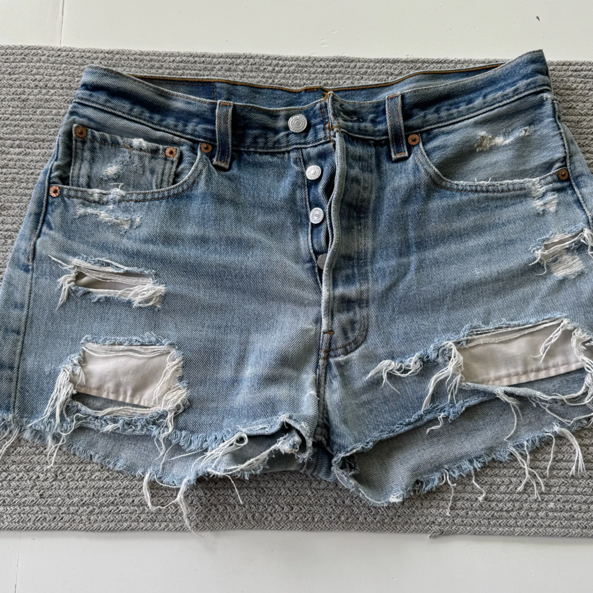 Levi’s 501 XX Thrashed Distressed Faded Blue Denim Cut Off Jean Shorts Waist 33 - Image 11