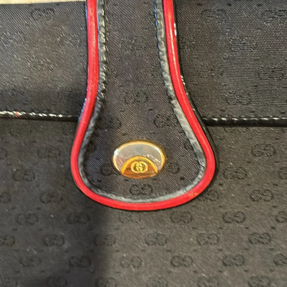Gucci vintage crossbody bag black with red trim. Beautiful inside has wear shown - Image 2