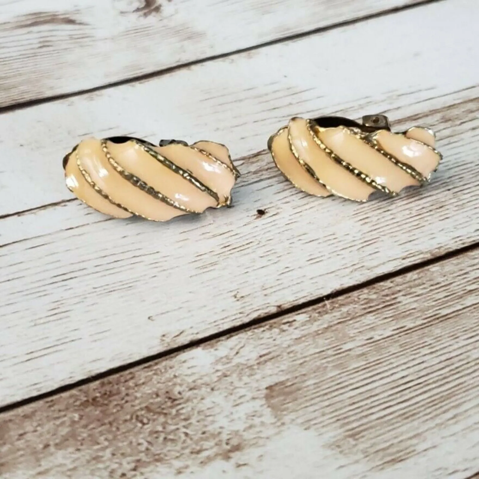 Vintage Clip On Earrings Peach with Line Design - Image 2