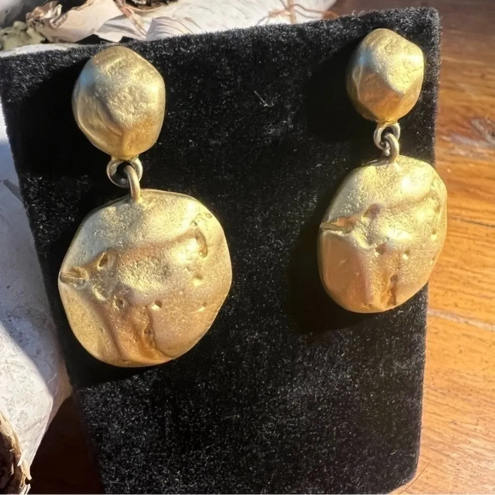 Vintage Goldtone Oversized Chunky Hammered Earrings Gold - Image 3
