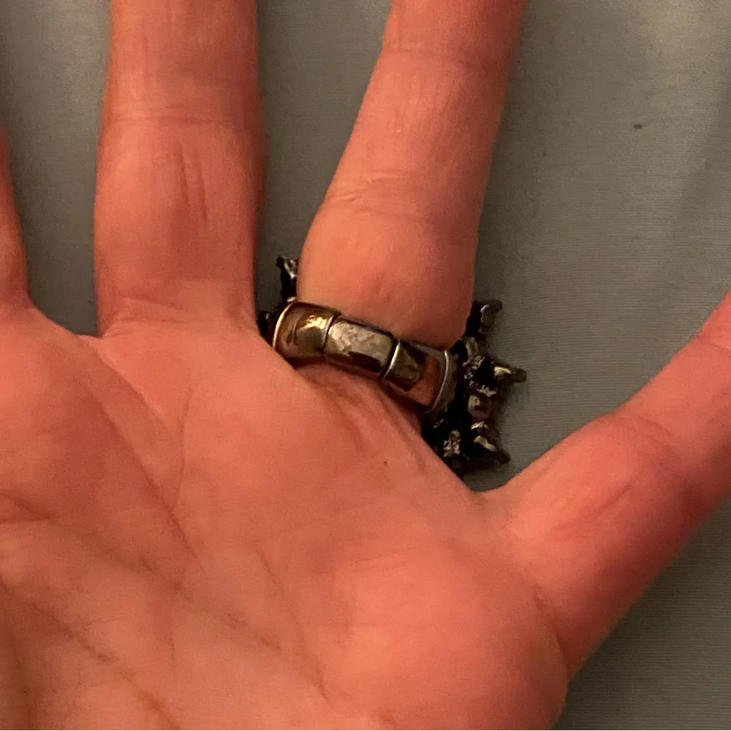 Vintage Finger Ring 1.5” Round Cluster Of Rhinestones Elastic Metal Adjustable Silver - Image 2