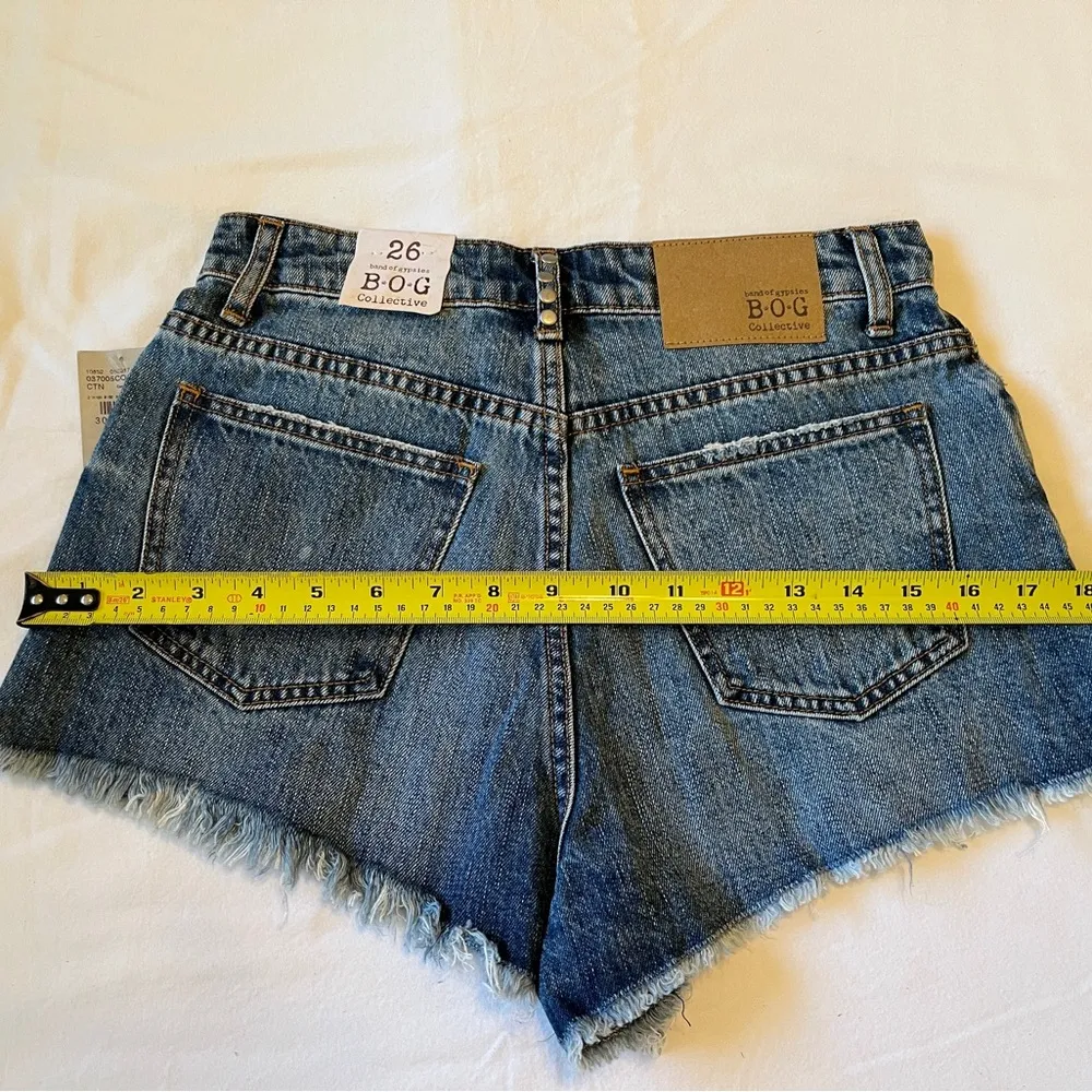 BOG Collective Charlotte Distressed Jean Shorts with Rivets Size 26 NWT - Image 5