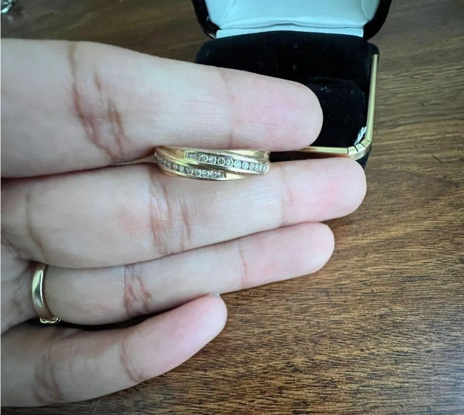 18kt gold wedding/Engagement Band - Image 2