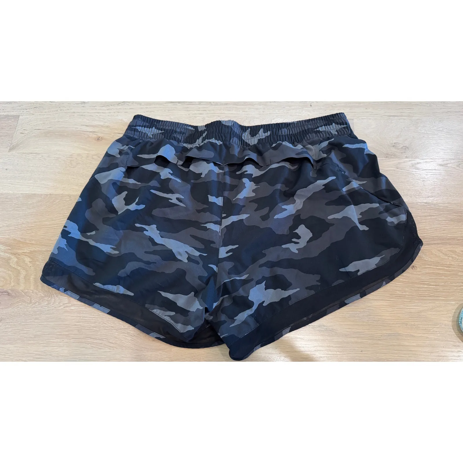 ATHLETA PRINTED MESH RACER RUN SHORT 4” black camo size large - Image 14