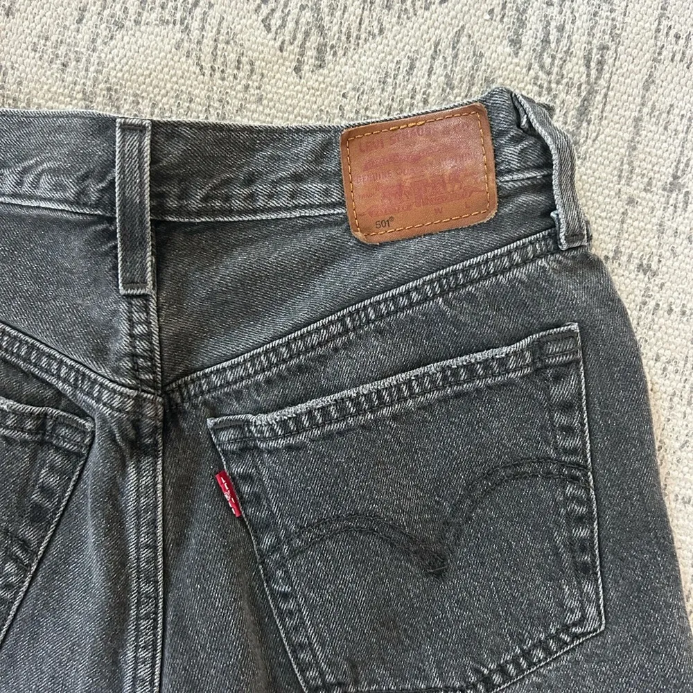 LEVI'S 501 High-Rise Cut-Off Raw Hem Jean Shorts in Washed Black - Image 4