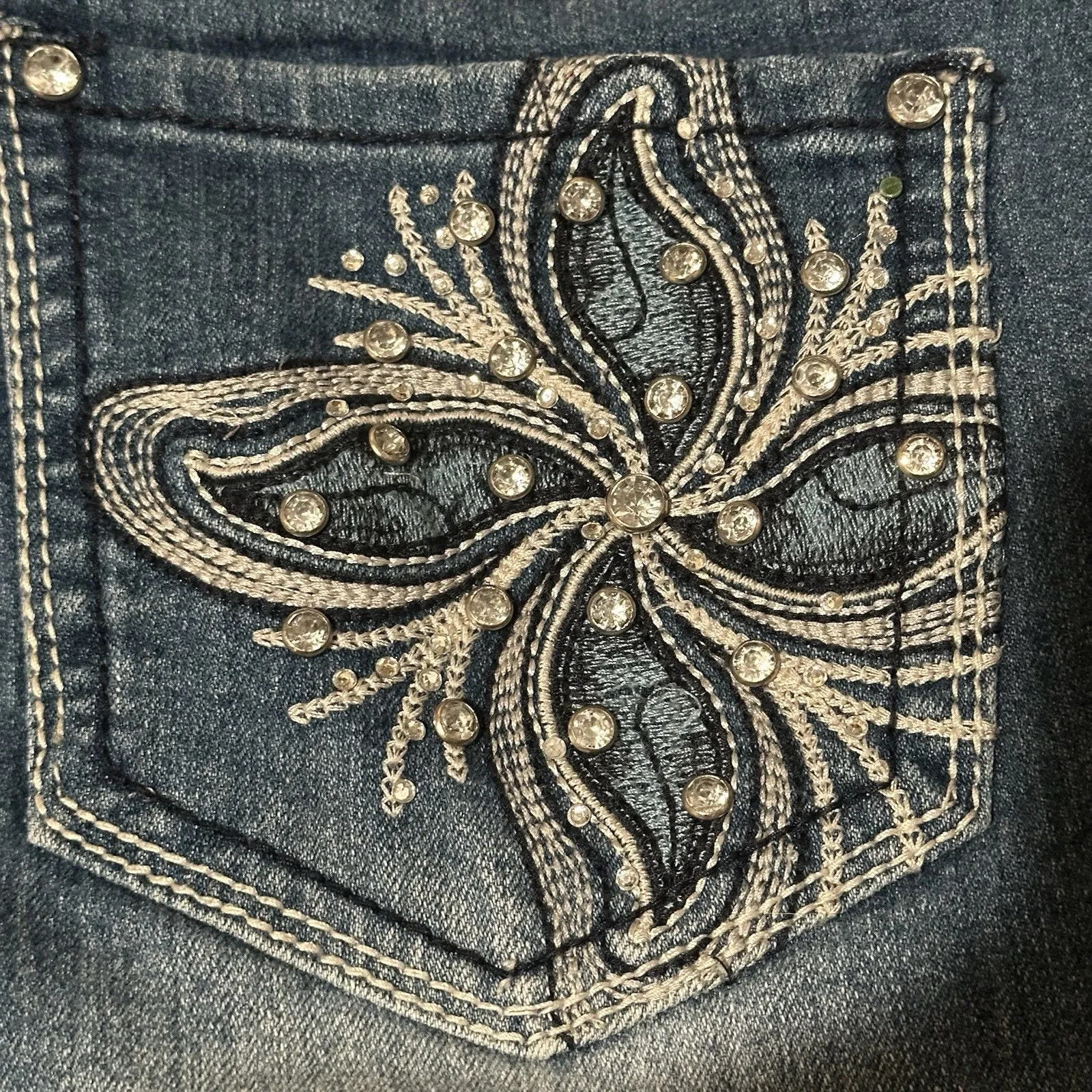 Love Indigo Jean Women's Size 6 Cuffed Capri Stretch Denim Bling Embroidery Pock - Image 10