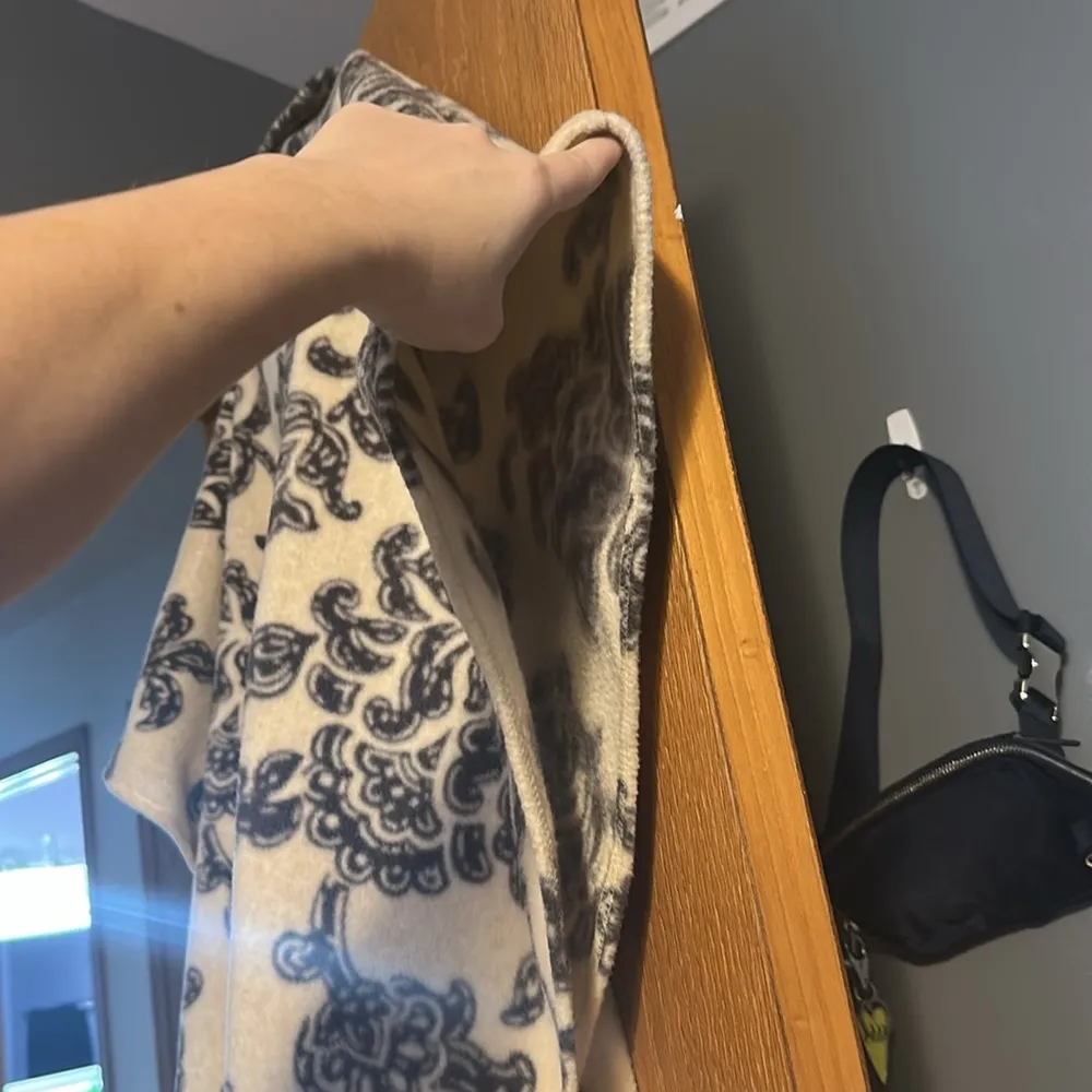 Fleece Floral Paisley Poncho Gray Size undefined - Image 8