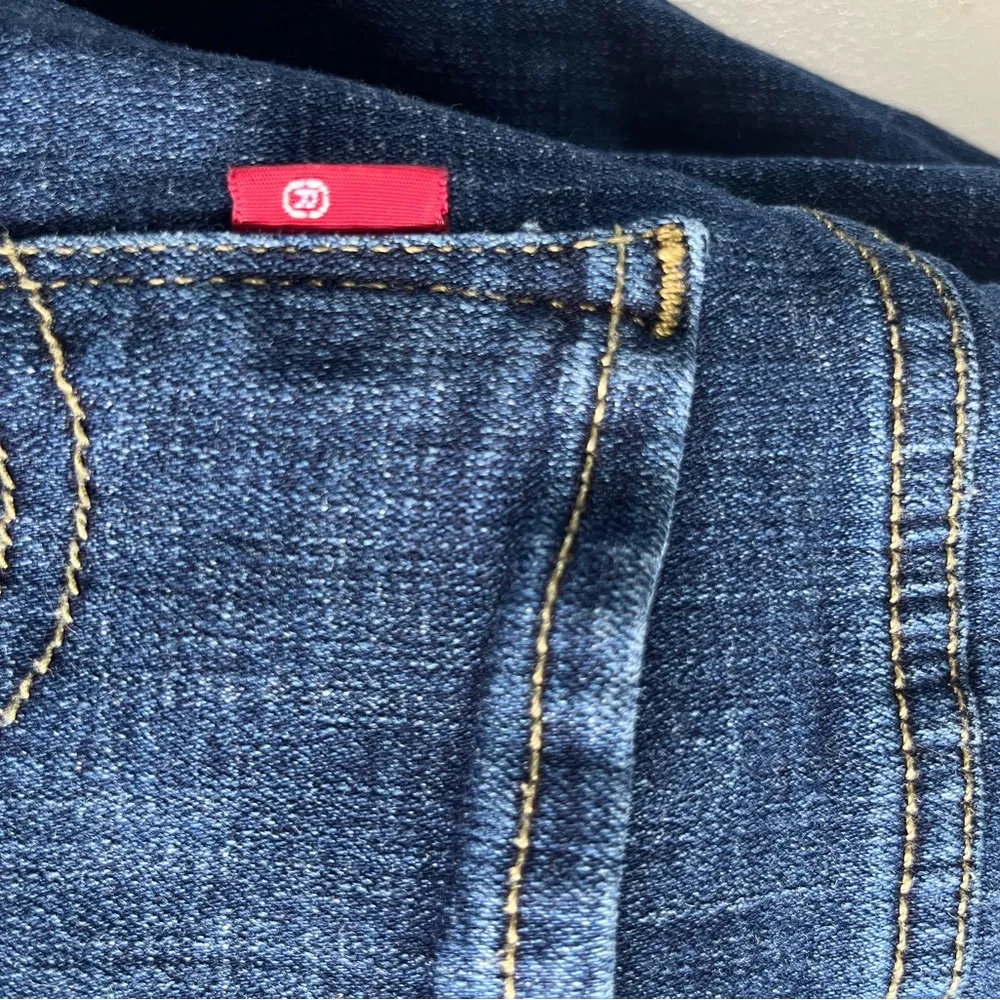 LEVI’S CLASSIC WOMENS STRAIGHT LEG SIZE (12)  DARK WASH NO LEVI PRINTED ON TAG - Image 9