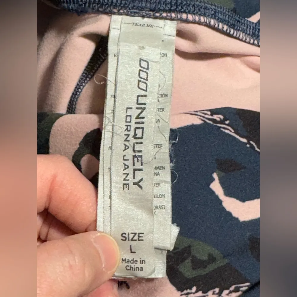 EUC Lorna Jane Multicolor Off Duty Camo Leggings size large - Image 9