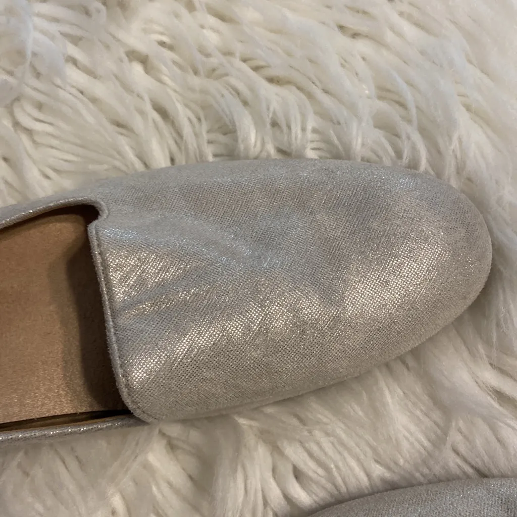 Vionic Shimmering Silver Women's Loafers size 7.5 excellent condition - Image 3