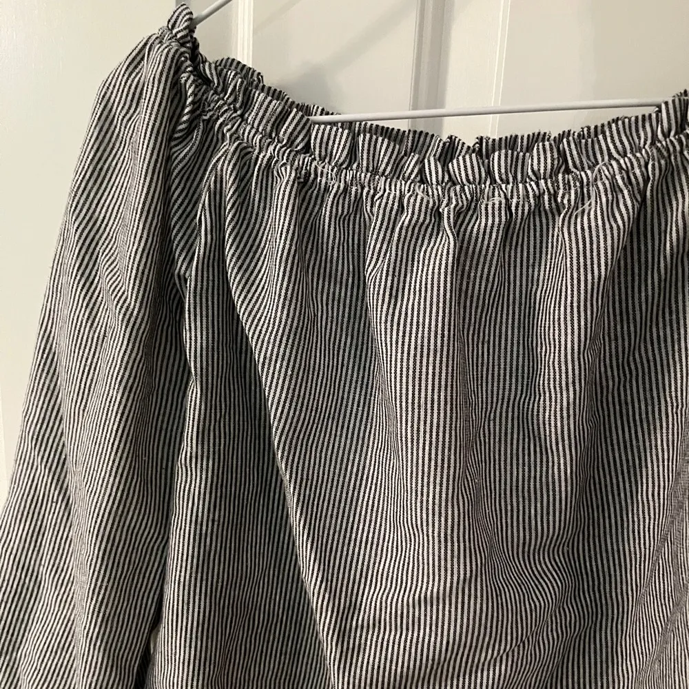 Brandy Melville Off-The-Shoulder Long Sleeve Top - Image 4