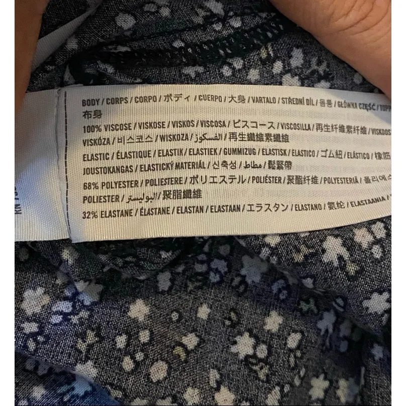 Hollister floral short mini dress with open back and tie Size Medium - Image 6