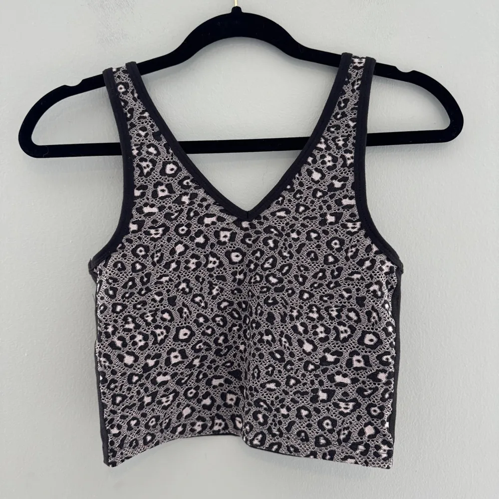 Beyond Yoga Back Me Up Cropped Yoga Tank Top - Image 5