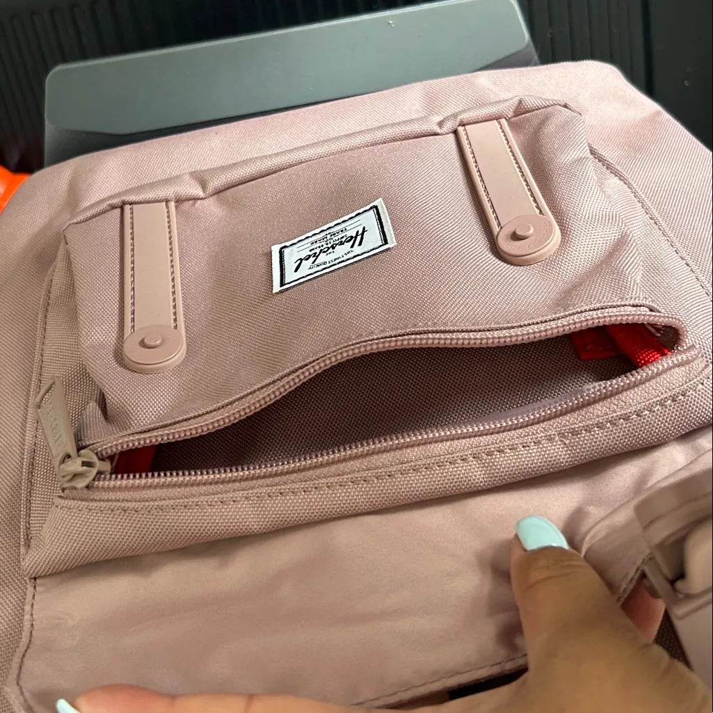🎒 Herschel Little America Backpack – Rose Pink 🌸
Brand new with tags ✅ - Image 9