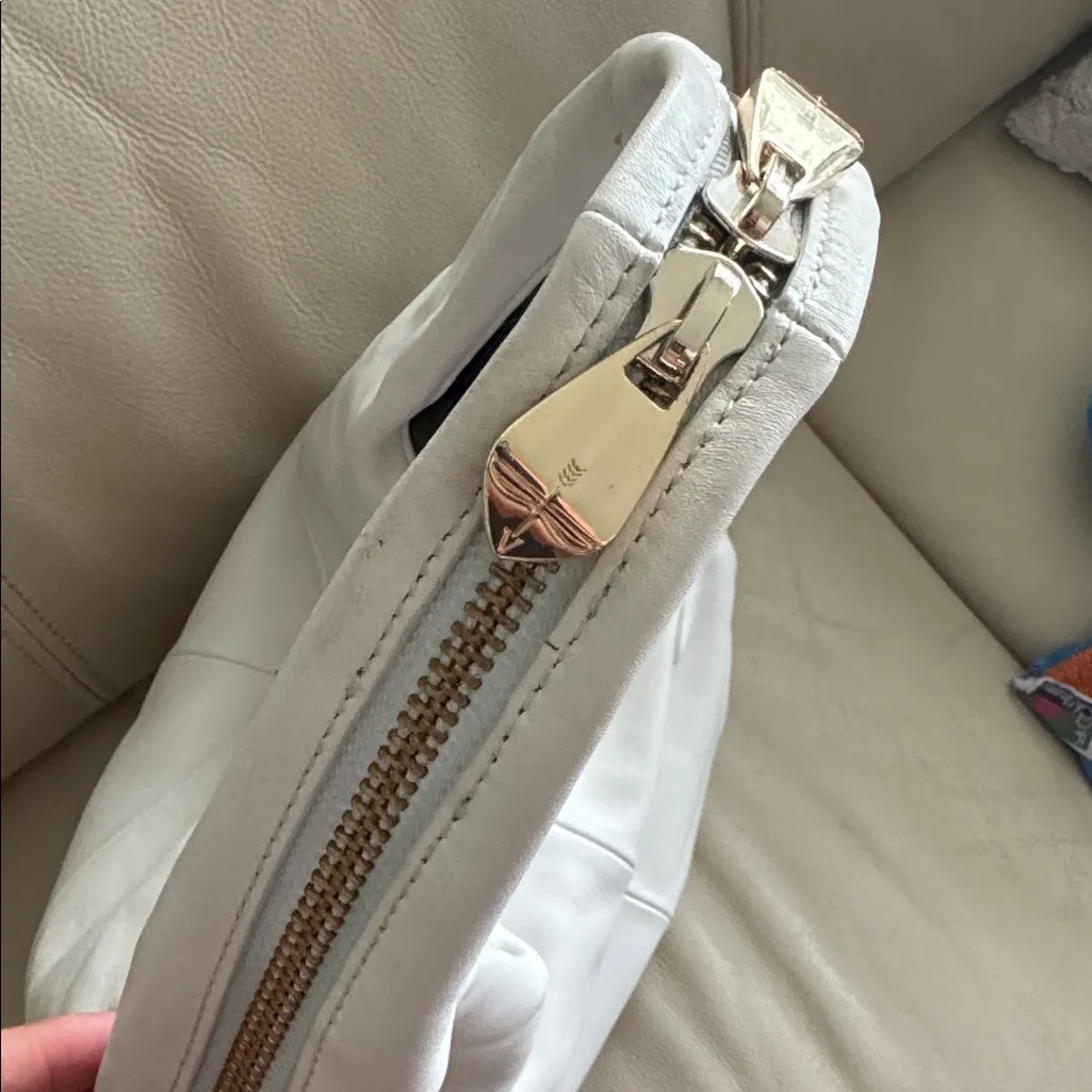 Pour La Victoire Women’s White Leather Hobo Zipper Magnetic Shoulder Bag Purse - Image 5