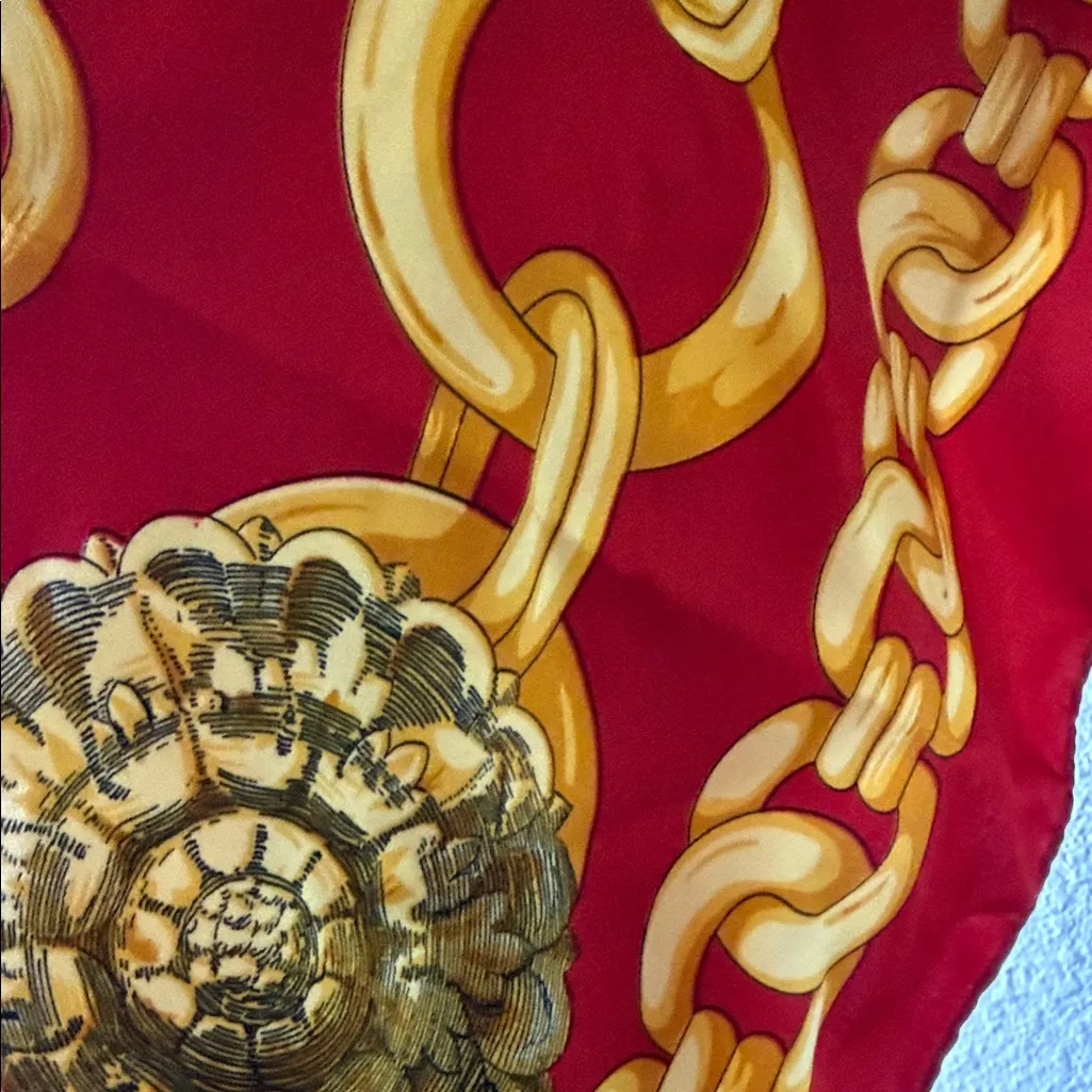 Elegant Red and Gold Chain Pattern Scarf - Image 11