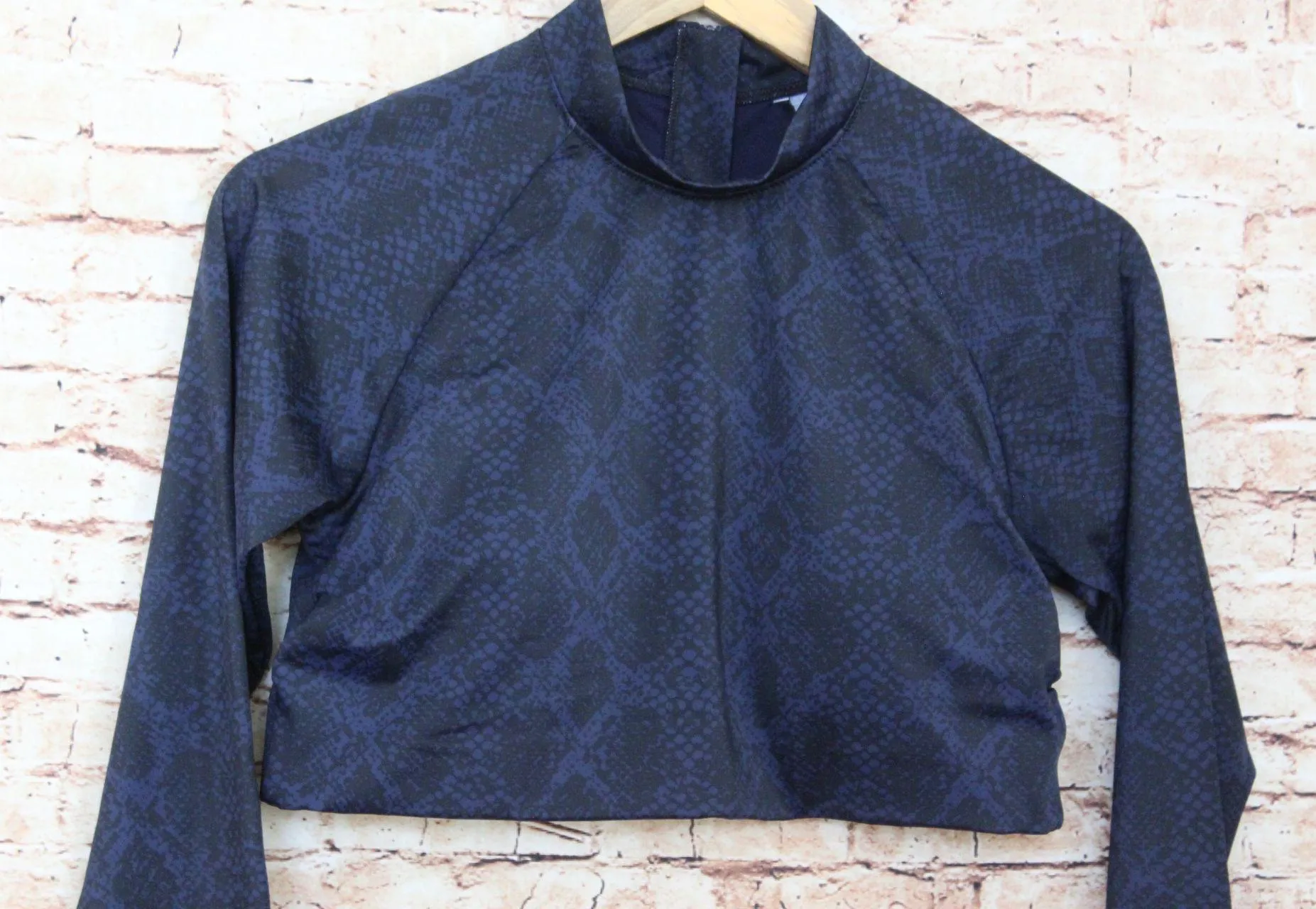 | Snakeskin Crop Rashguard UPF Protection - Image 4