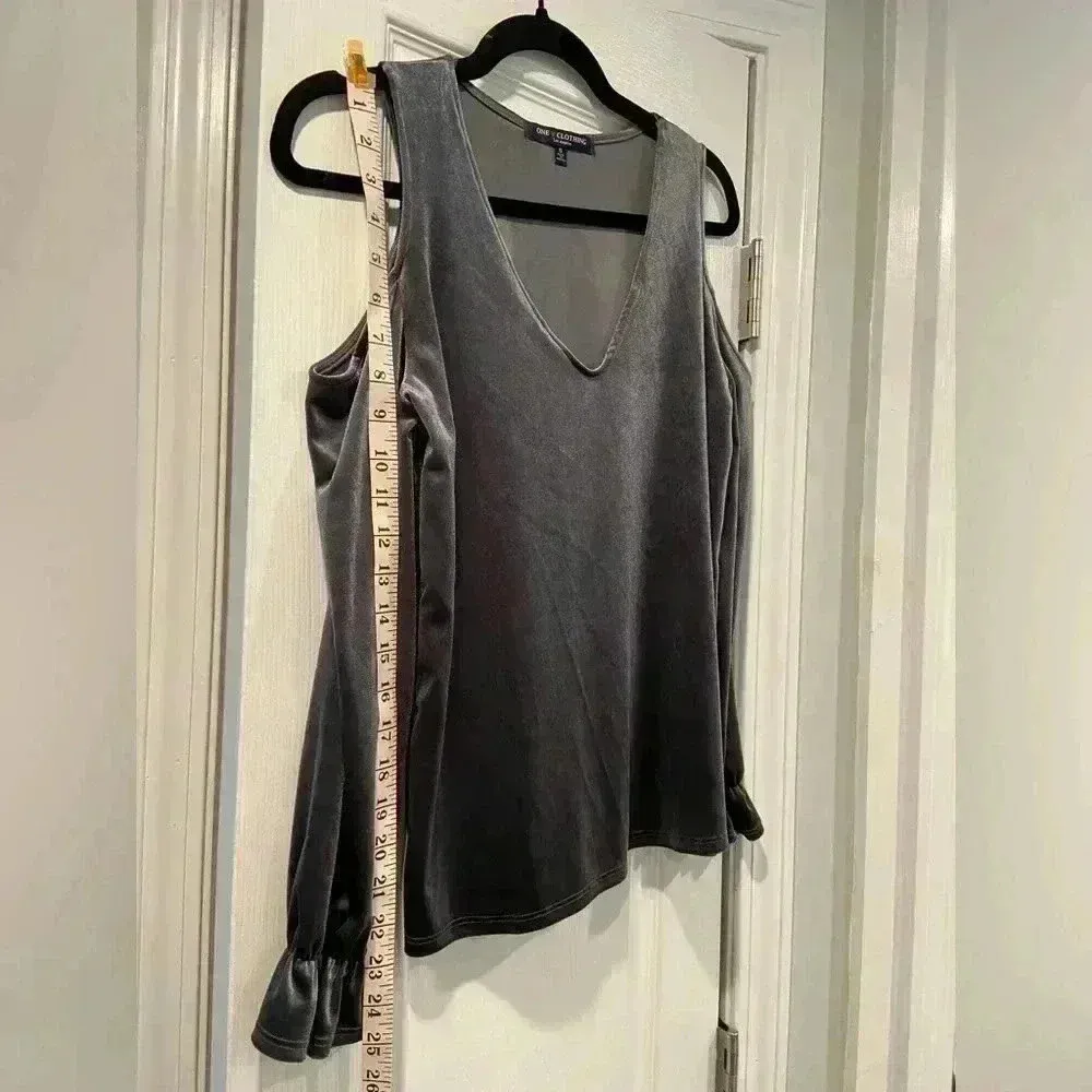 One Clothing Y2K Gray Cold Shoulder Velvet V Neck Ruffle Cuff Blouse Size Small - Image 7