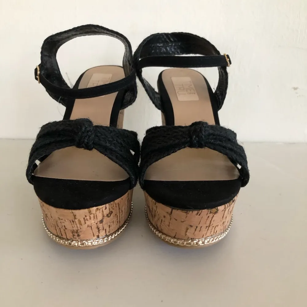 TIME and TRU Womens Cork Wedge Platform Black Sandals Size 8 Gold Cork Trim New - Image 9