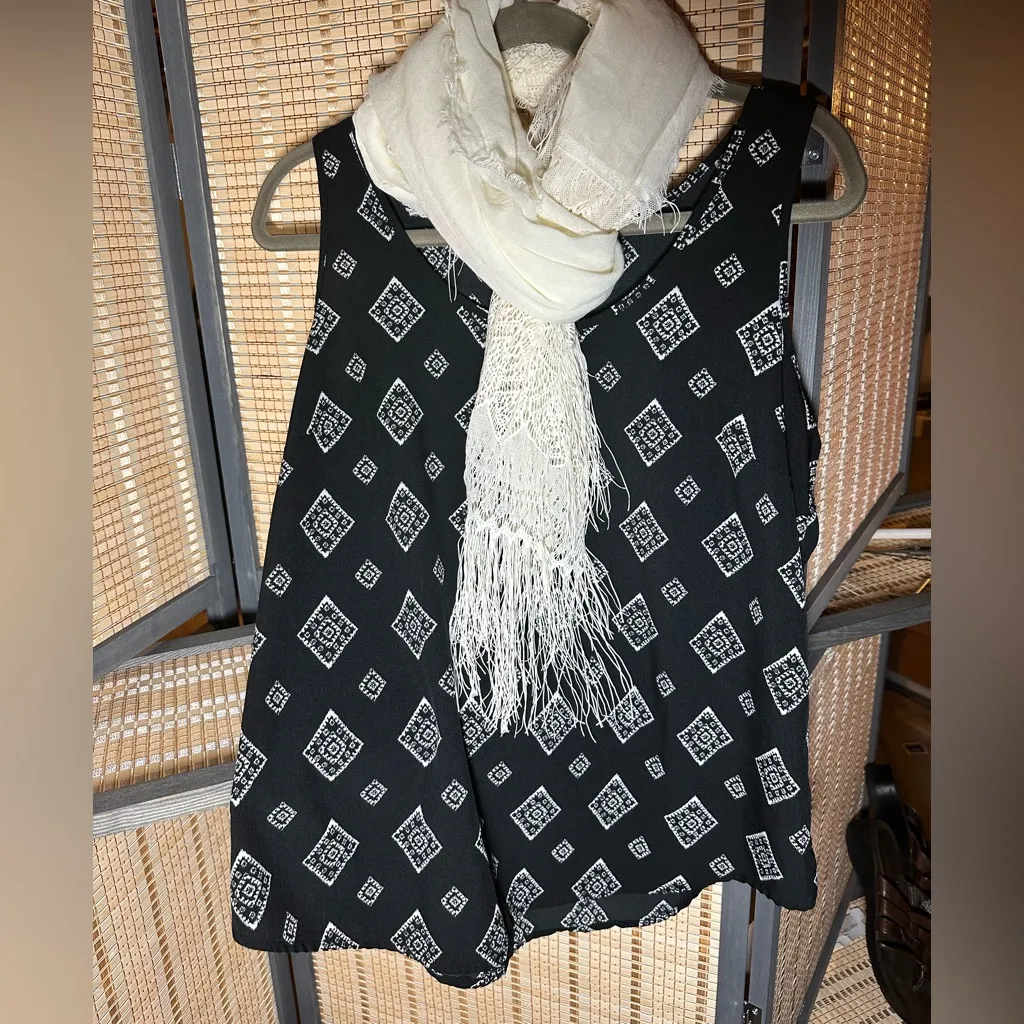 Time & Tru Med Black Sleeveless Blouse with White Tribal Print - Image 2