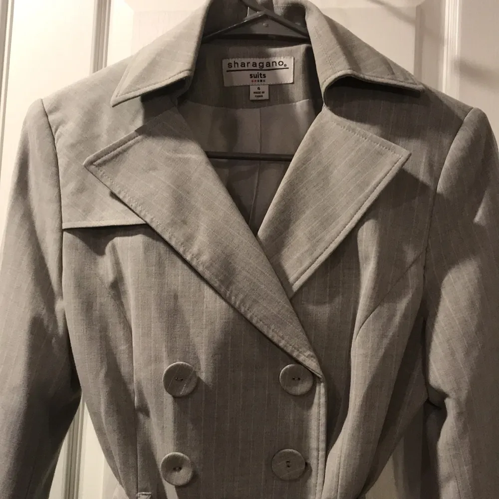 Sharagano Suits Gray Pinstriped Suit Set Belted Jacket Size 4 EUC - Image 4