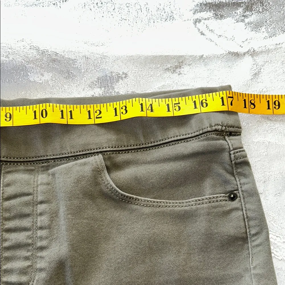 DKNY Khaki Women's Cargo Shorts Green Size L - Image 5