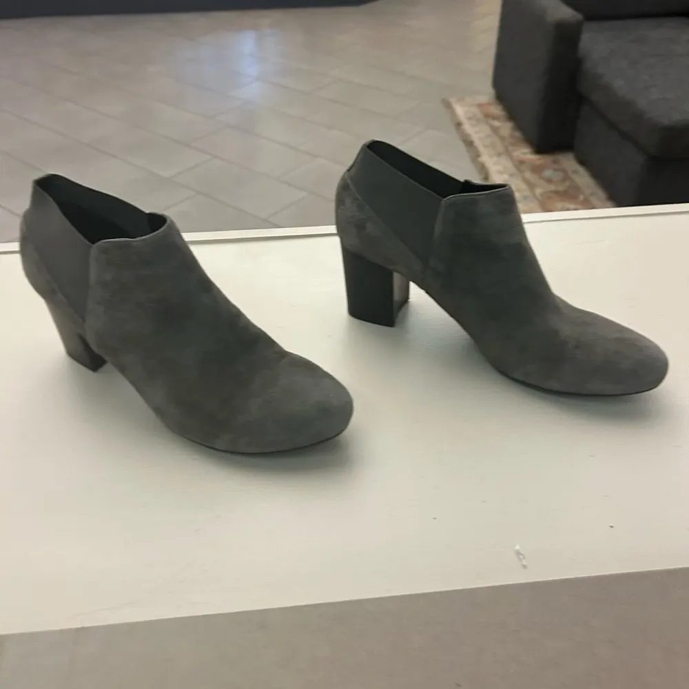 Heeled Boots with Chunky Heel and Soft Suede Texture Gray Size 10 - Image 4
