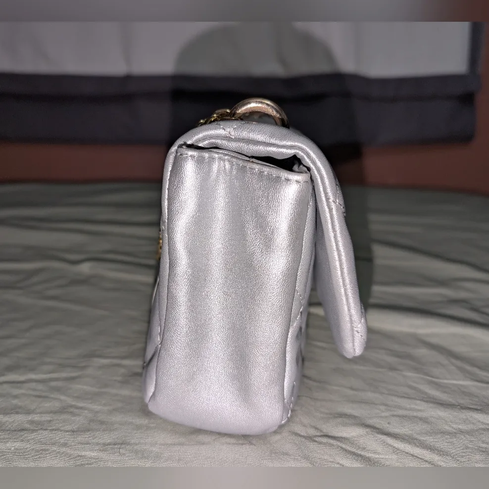 Badgley Mischka Vegan Leather Quilted Handbag Silver w/Mixed Metal Chain Med - Image 3