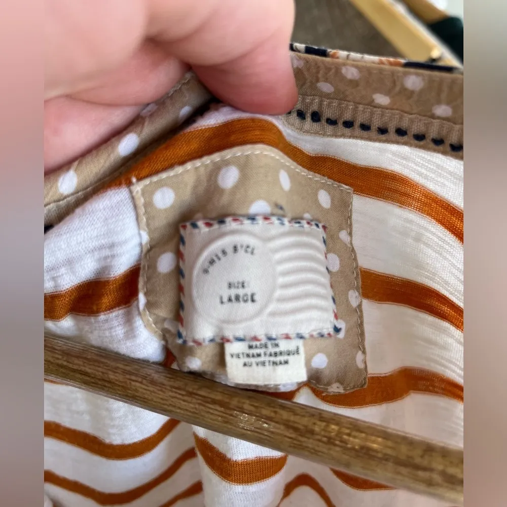 Cute fall long sleeve ruffle Henley Size L - Image 3