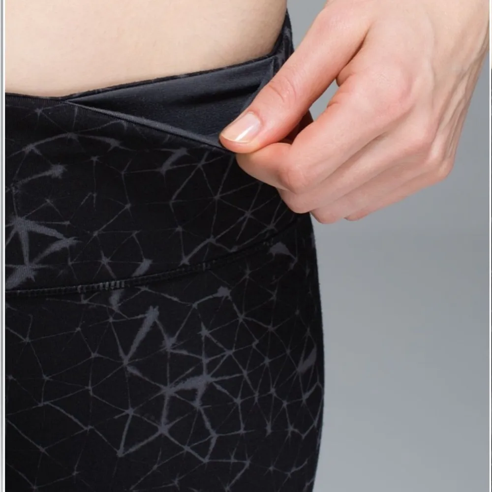 Wunder Under Crop II Leggings Star Crushed Coal Black Mid Rise Size 4 - Image 3