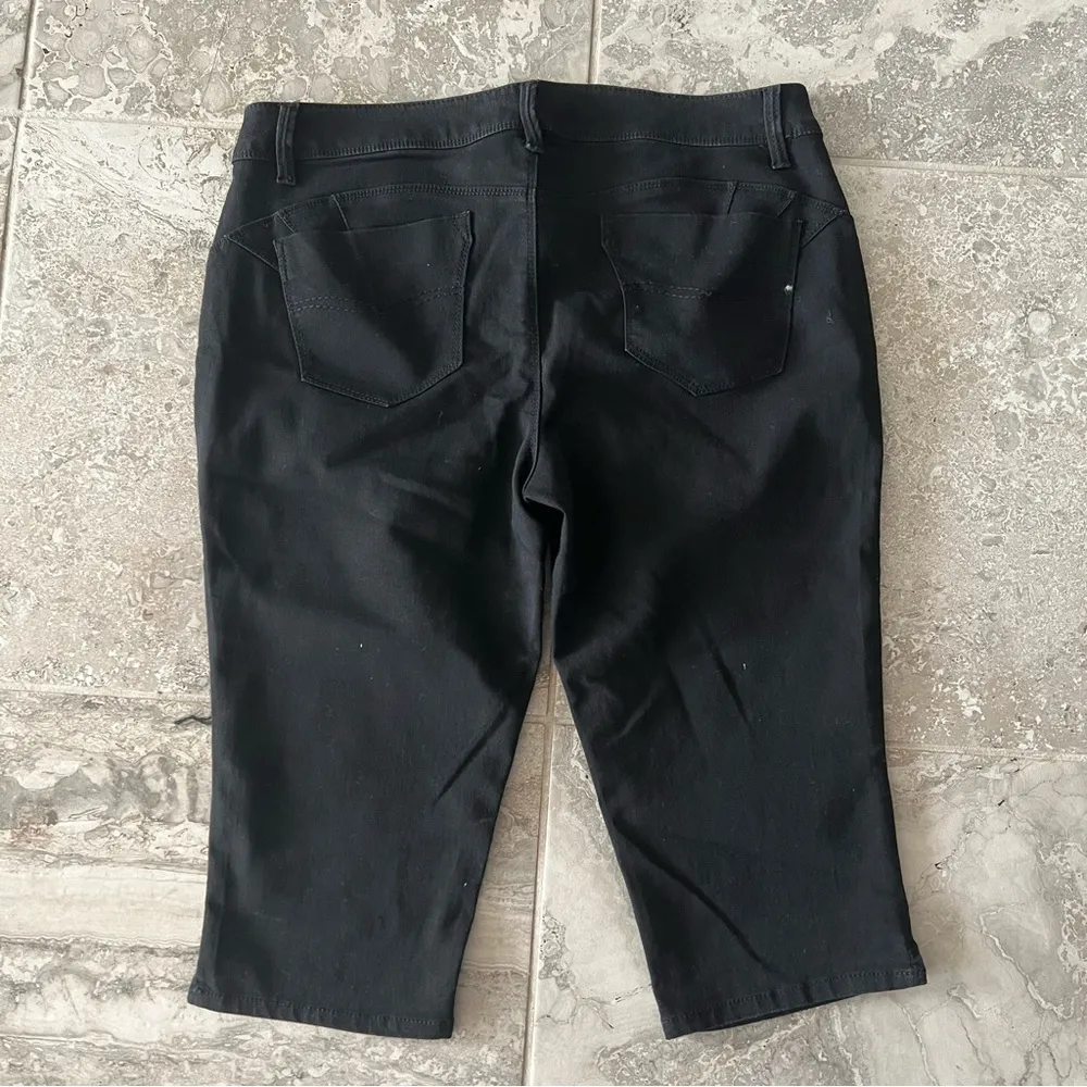 D.Jeans New York Black Capris Shorts in Black, Size 16 New w/o Tag - Image 4