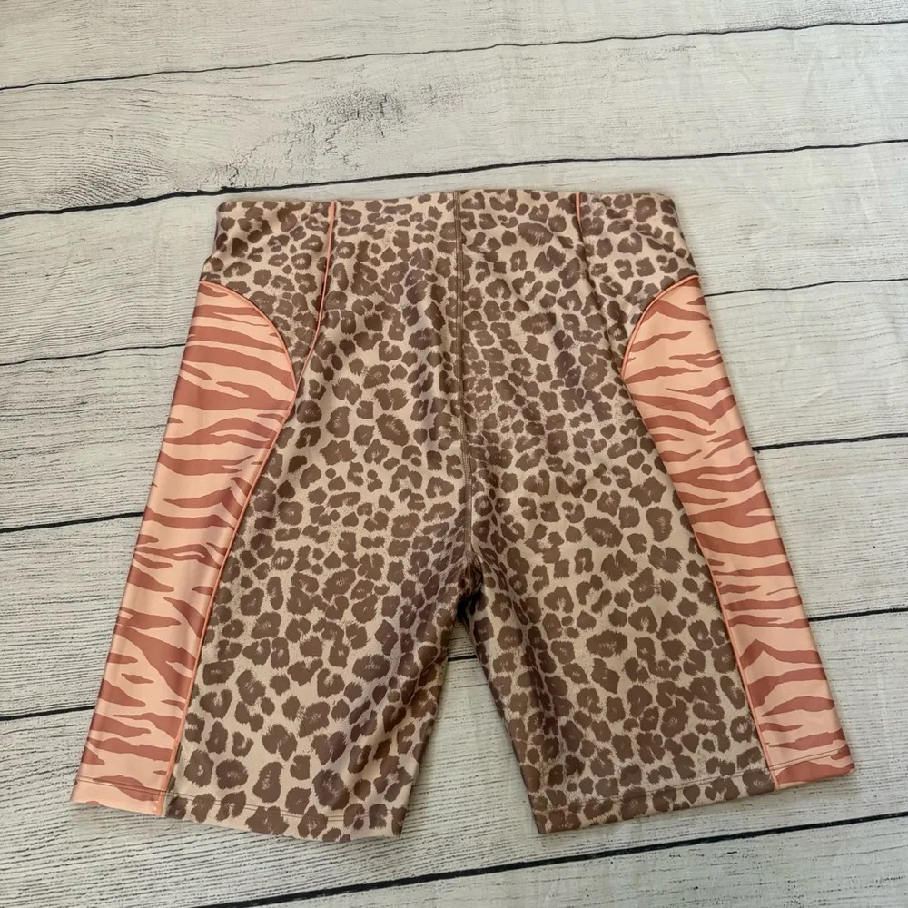 Good America pink beige tan gym biker workout shorts size 7 Electric Feel Animal - Image 7
