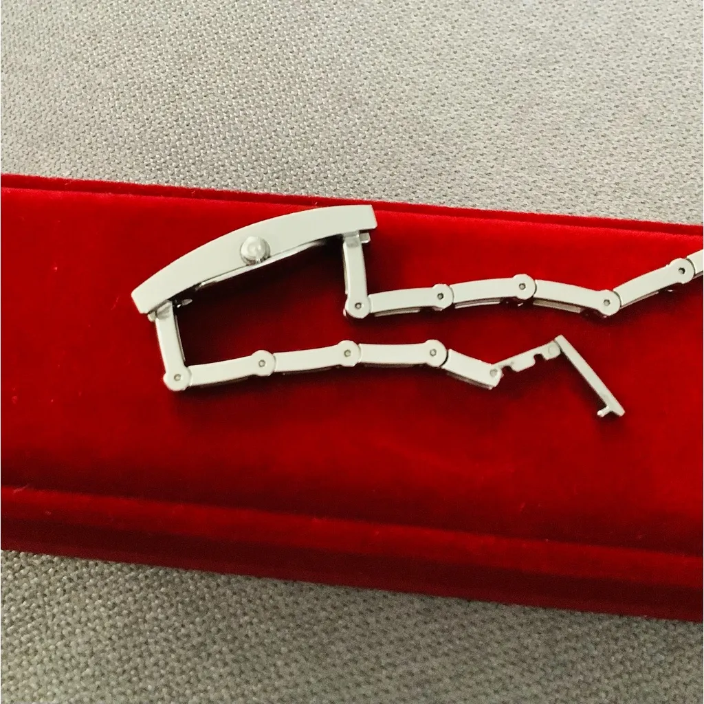 Ladies GUCCI stainless steel dress watch 🌹🌹🌹 - Image 8