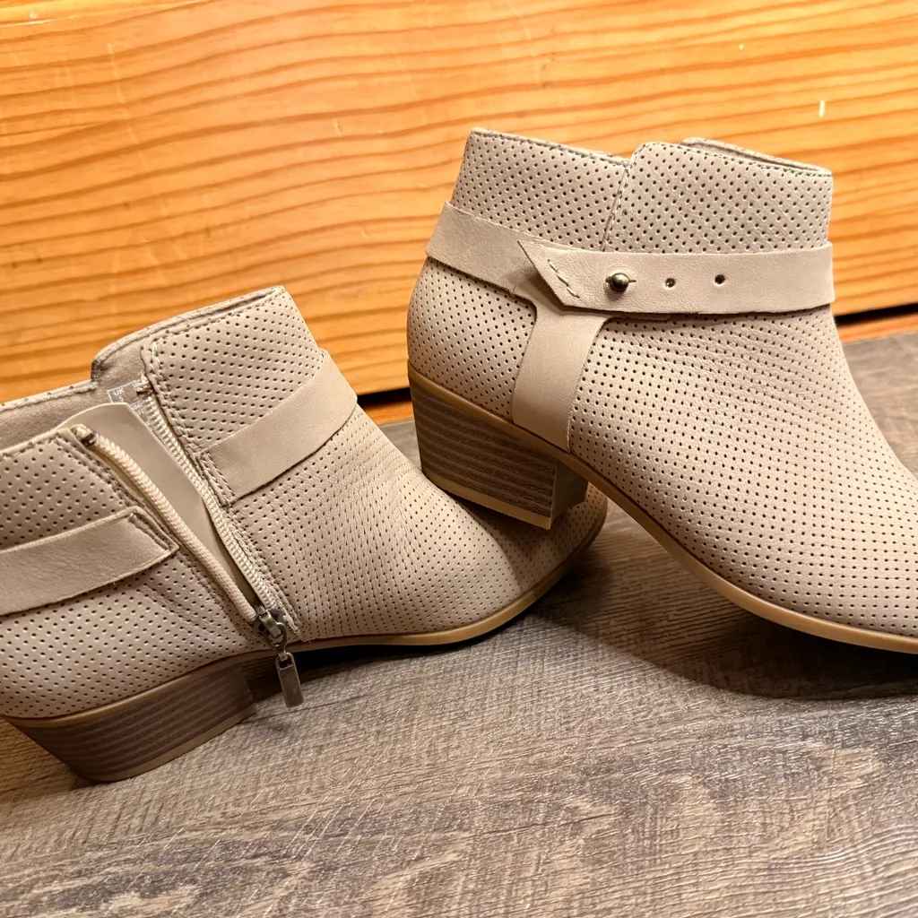 Clarks Collection Women’s Taupe Perforated Leather Ankle Booties 8.5 - Image 6